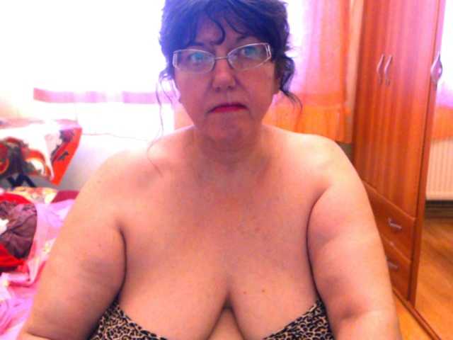 Snímky obrazovky vysielania HugeTitsXXX