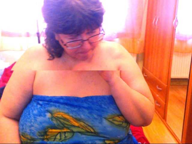 Snímky obrazovky vysielania HugeTitsXXX