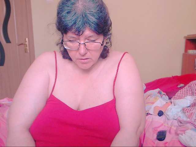 Snímky obrazovky vysielania HugeTitsXXX