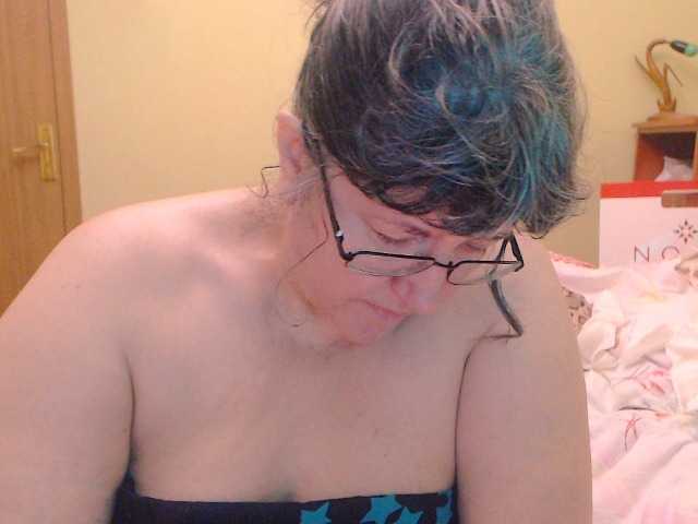 Snímky obrazovky vysielania HugeTitsXXX