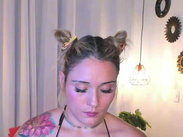 Snímky obrazovky vysielania isabella-mout