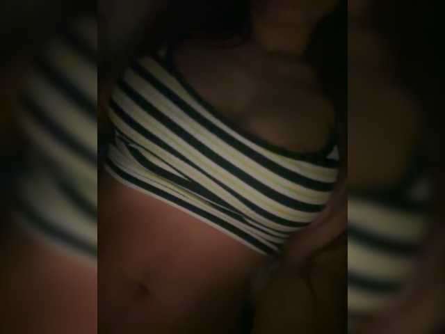 Snímky obrazovky vysielania _JenniferBomb