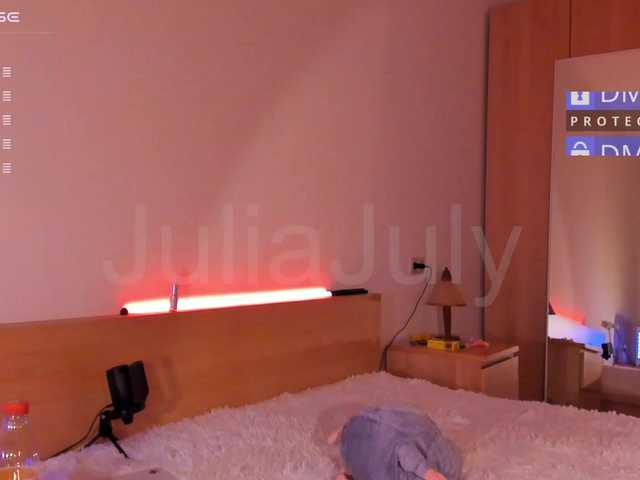 Snímky obrazovky vysielania JuliaJuly