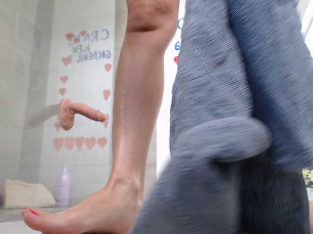 Snímky obrazovky vysielania KinkyMoni