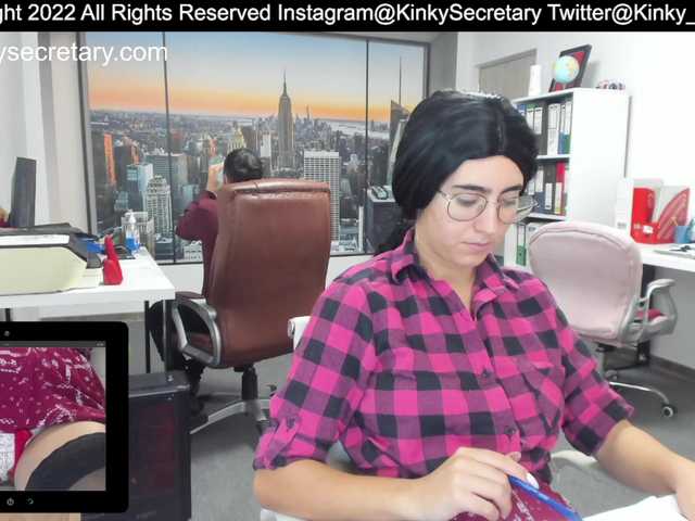 Snímky obrazovky vysielania KinkyOffice