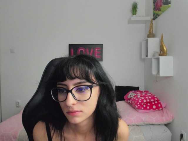 Fotografie LeighDarby18 hey guys, #cum join me #hot show and find out if u can make me #naked #skinny #glasses