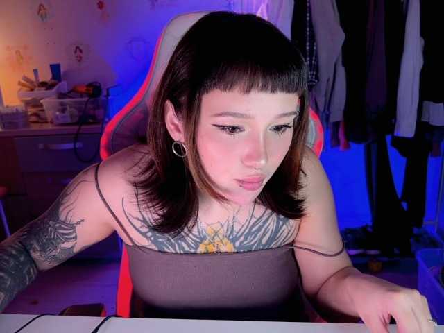 Snímky obrazovky vysielania littlewetgirl