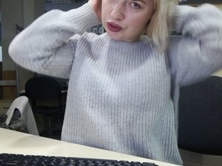 Fotografie Lola-Hola I am in office, working as a secretary! The director is nearby! Ass in jeans 10, bra 40, nipples 80, boobs 100, bra off 120300 токенов что-бы показать шоу, 300 токенов уже собрано, осталось 0 токенов