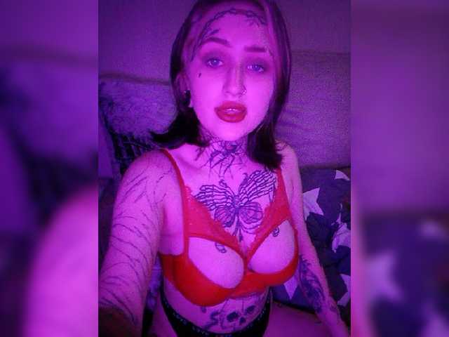 Snímky obrazovky vysielania lovlywitch