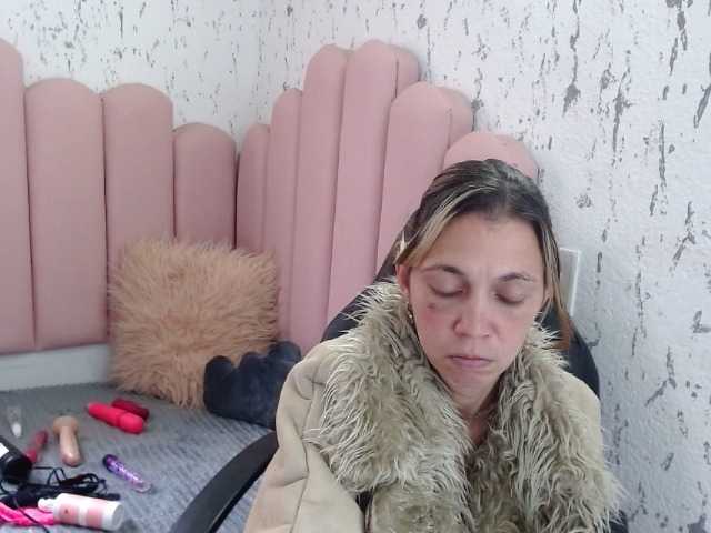 Snímky obrazovky vysielania lucysex--