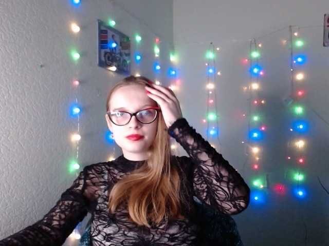 Fotografie MamaMiaQ Hi guys! glad to see everyone on my broadcast! love to communicate and play different games! Play with me I'm bored. Please help with the tokens.