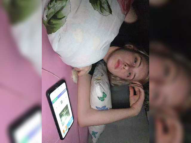 Snímky obrazovky vysielania xoxoxo_adelin