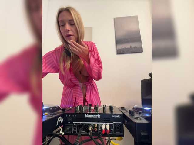 Snímky obrazovky vysielania MerryBaby