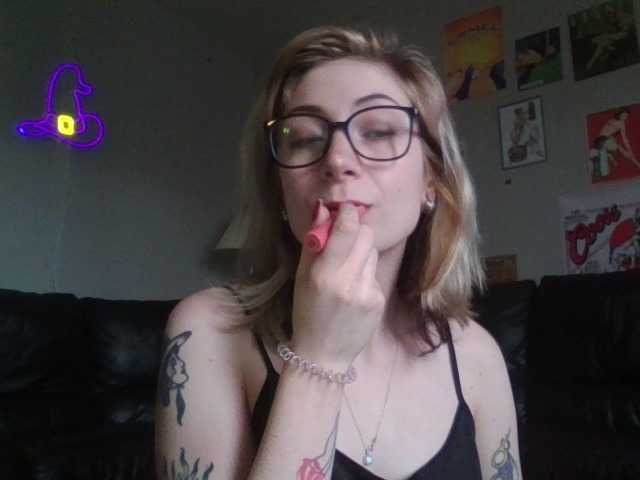 Snímky obrazovky vysielania Miamimintbaby