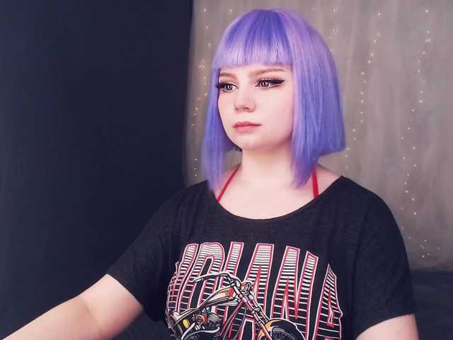 Snímky obrazovky vysielania MilaViolet