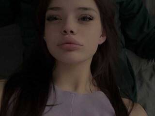 Erotický videohovor mini-barbie