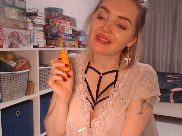 Snímky obrazovky vysielania MyMilfAnnette