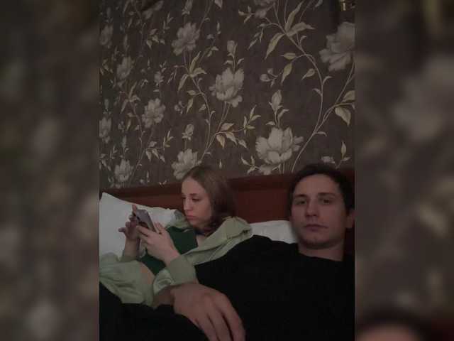 Snímky obrazovky vysielania Molly-and-Tommy