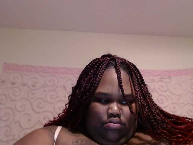 Snímky obrazovky vysielania Molushyy