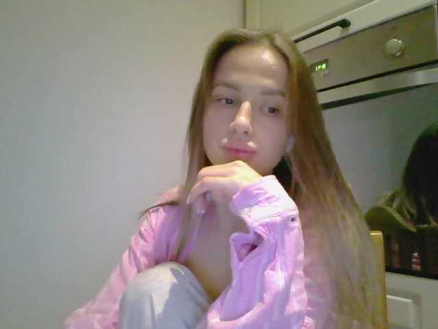Snímky obrazovky vysielania monikaXRoses