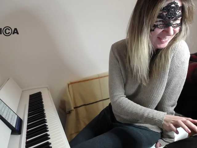 Snímky obrazovky vysielania PianoGirl