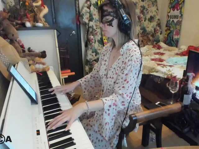 Snímky obrazovky vysielania PianoGirl