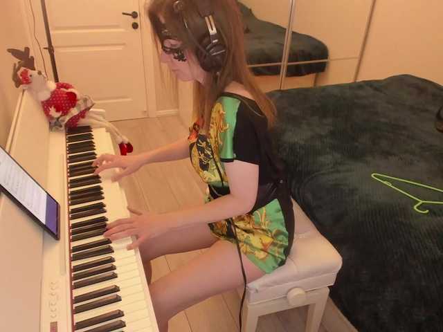 Snímky obrazovky vysielania PianoGirl