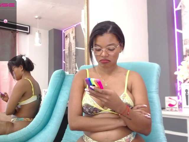 Snímky obrazovky vysielania NatashaTrish