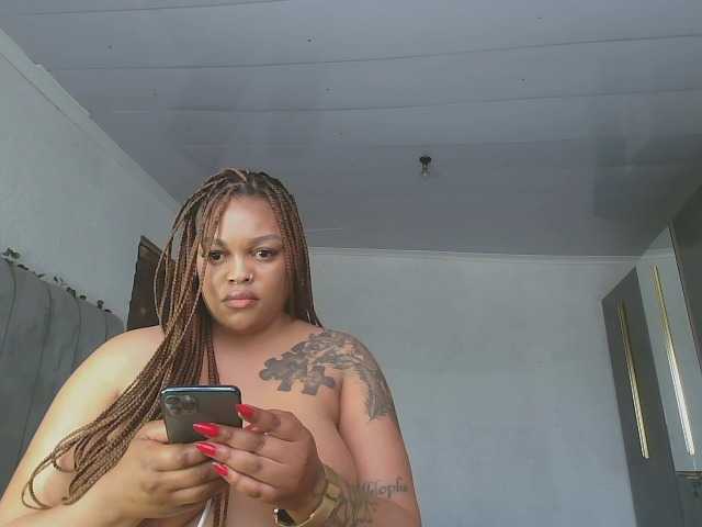 Snímky obrazovky vysielania Naughty-Mel