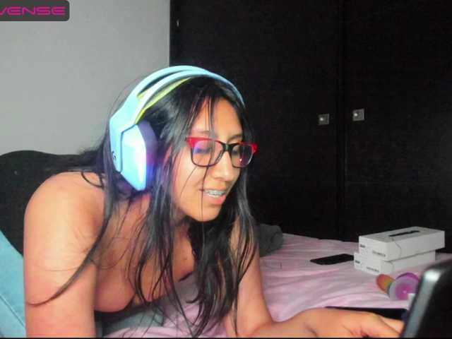 Fotografie Nerdgirl Hi, I'm Alejandra, im 23 years old from Colombia, I'm working here to pay me collegue studies if u can sport me and have a fun time with me would be amazing