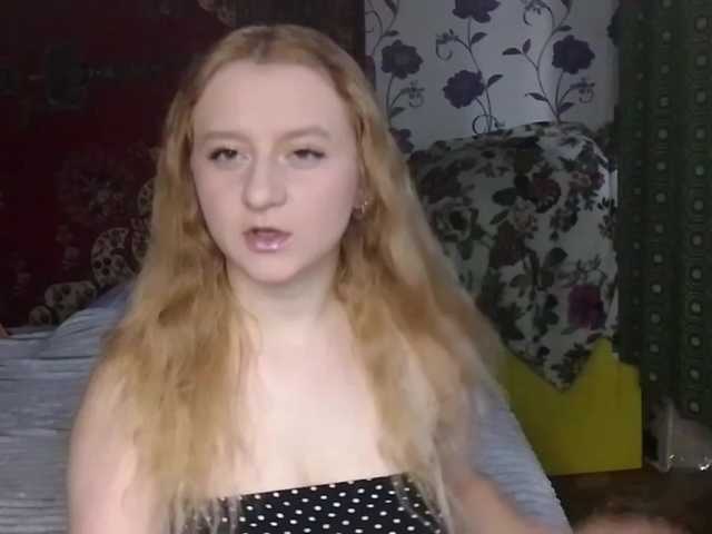 Snímky obrazovky vysielania NicoleAniston19