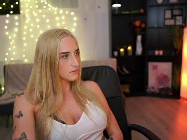 Fotografie NicoletteShea01 Still new here, come and taste my juicy titties :)