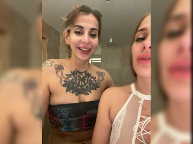 Snímky obrazovky vysielania Redfoxygirl