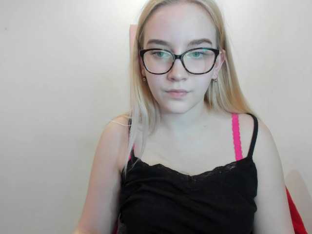 Fotografie rikkisix69 Hi guys :) My name is Rikki, my biggest strengths are my #bigtits, and #ass. Im still #teen, and #new here, and very #shy too. ;)