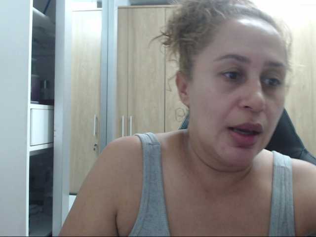 Snímky obrazovky vysielania RoxanaMilf