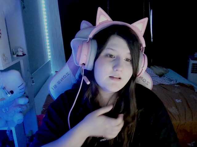 Snímky obrazovky vysielania SaanviUwU