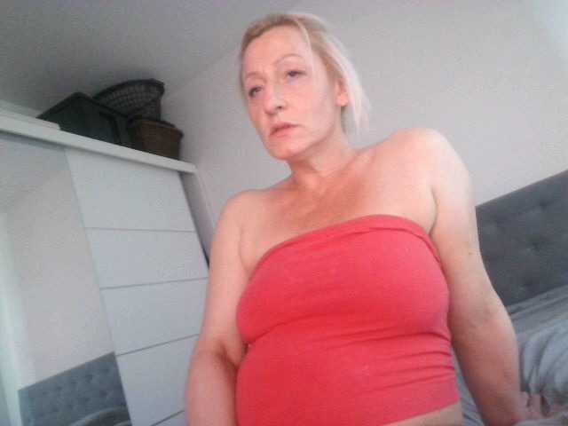 Fotografie Sandyforyou i am horny bitch . I love cocks. Wanna show my wet pussy??