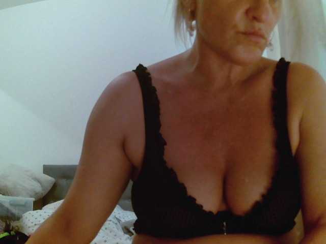 Fotografie Sandyforyou i am horny bitch . I love cocks. Wanna show my wet pussy??