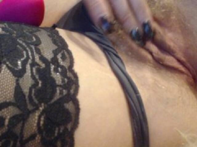 Snímky obrazovky vysielania Sexwife75