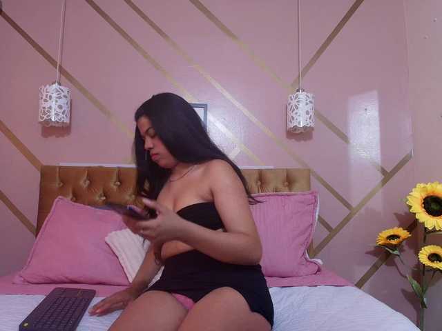 Snímky obrazovky vysielania SexyBoomX