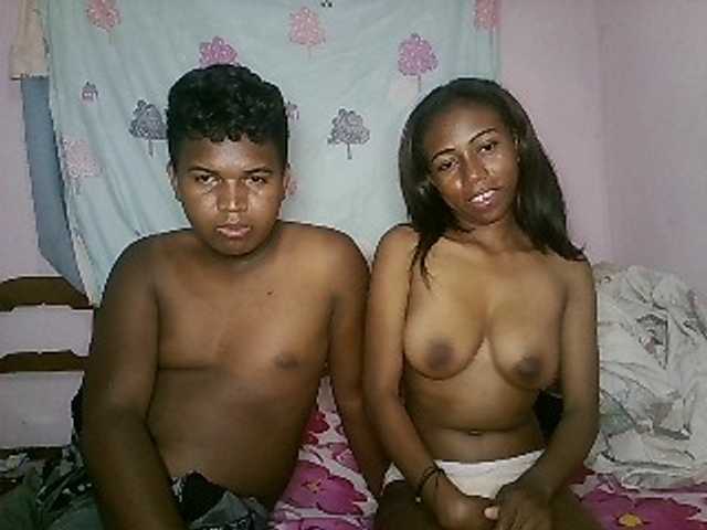 Snímky obrazovky vysielania sexycouple32