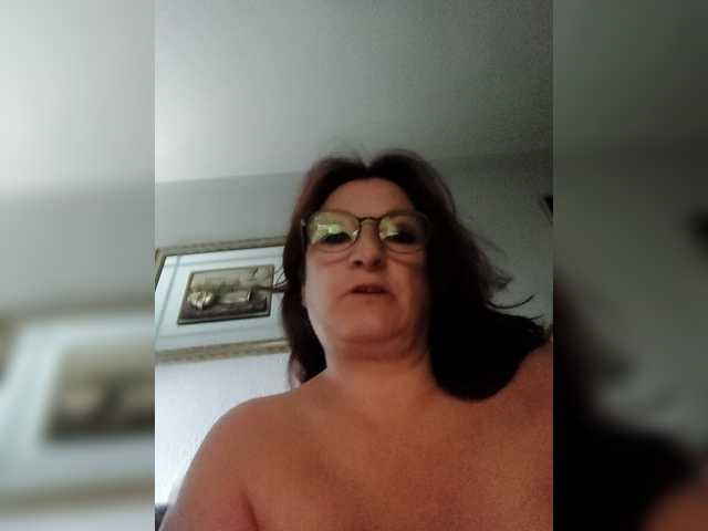 Snímky obrazovky vysielania sexyesther