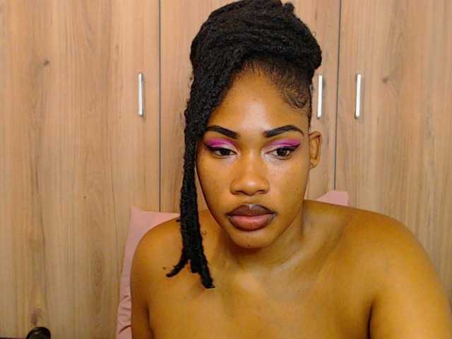 Snímky obrazovky vysielania SexyJuicyLips