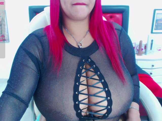 Snímky obrazovky vysielania Siren-boobs