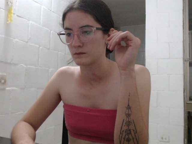 Fotografie SophiaHydes play and spit tits, naked all my little body for 10min #pettite #hot #18 #cumforme