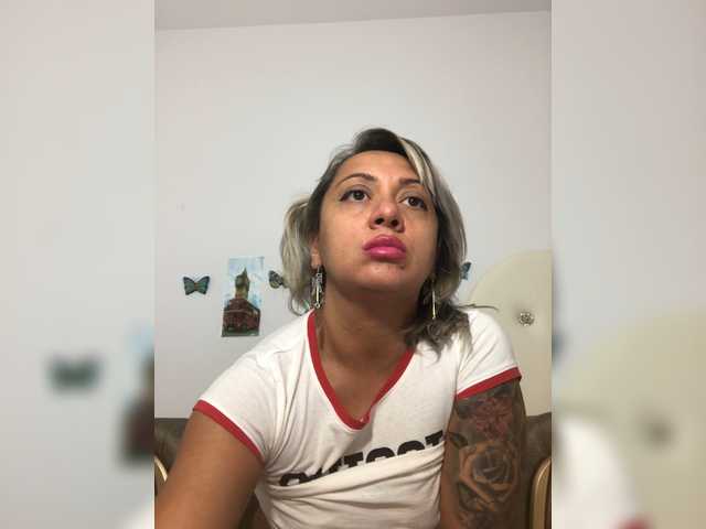 Snímky obrazovky vysielania SquirtyDiva