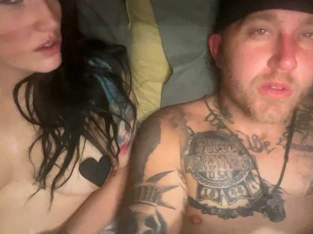 Fotografie Tattedtrouble Make us an offer before you send tokens and see if we accept ? for example ; you- “ I’ll give you 100 tokens to 69 each other for 5minutes showing everything ” ….Us - were hungry anyway…. Lol deal send em to start