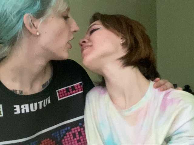 Snímky obrazovky vysielania TreshGirls