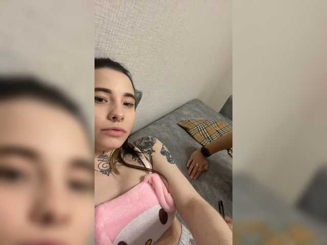 Snímky obrazovky vysielania TreshGirls
