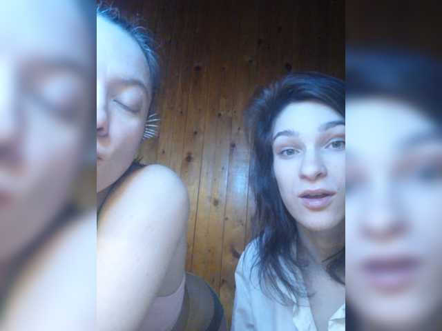 Snímky obrazovky vysielania TreshGirls